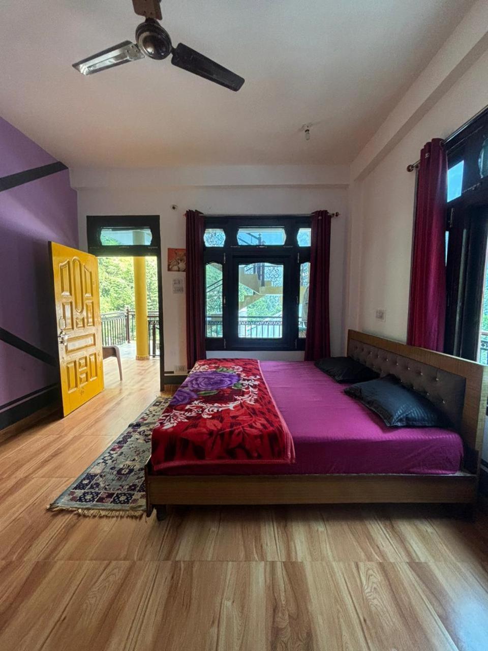 Pahadirovers Homestay & Cafe Kasol Kültér fotó