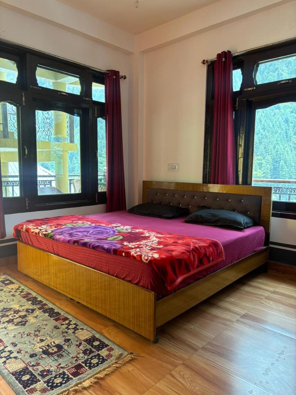 Pahadirovers Homestay & Cafe Kasol Kültér fotó
