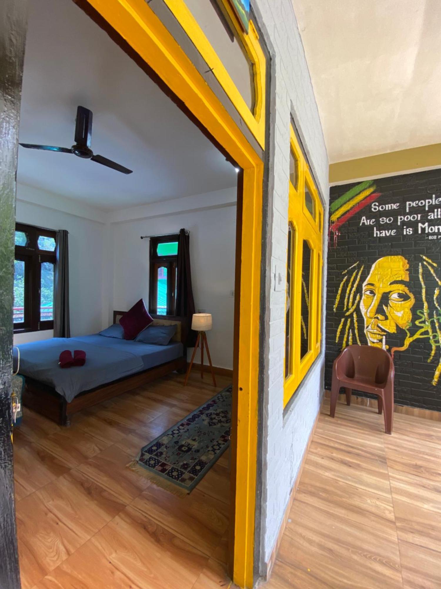 Pahadirovers Homestay & Cafe Kasol Kültér fotó
